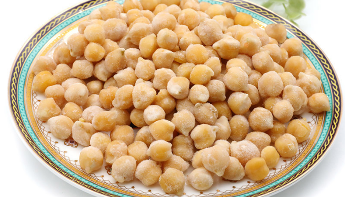 Un plato con garbanzos congelados